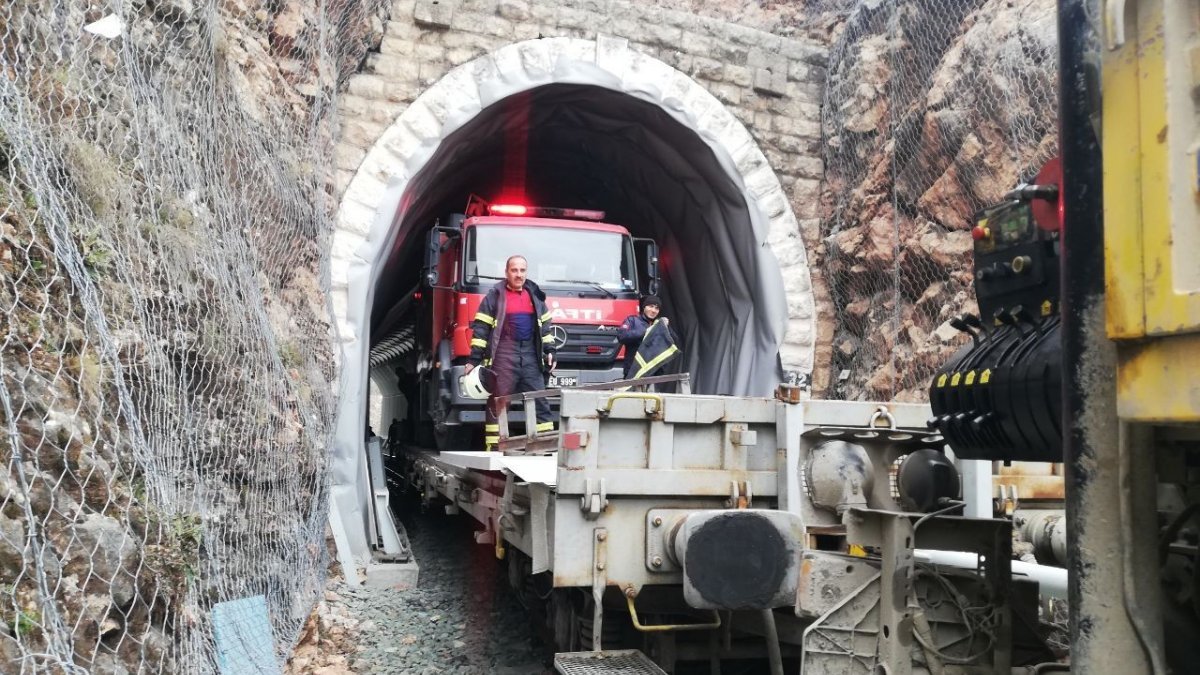 Amasya'da, itfaiye aracı yangın yerine vagonla taşındı