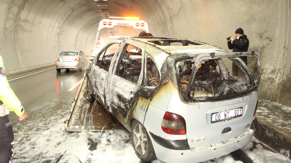 Afyonkarahisar'da, baba ve kızı yanan otomobilden son anda kurtuldu