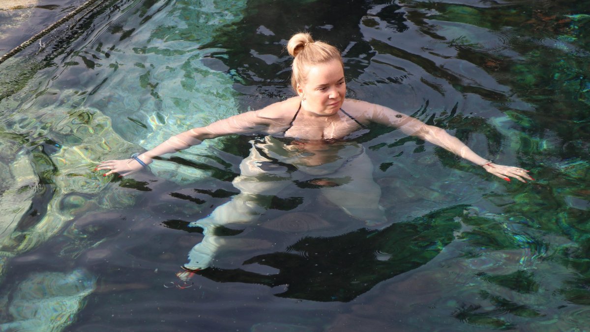 Pamukkale'de kış ortasında antik havuzda yüzme keyfi