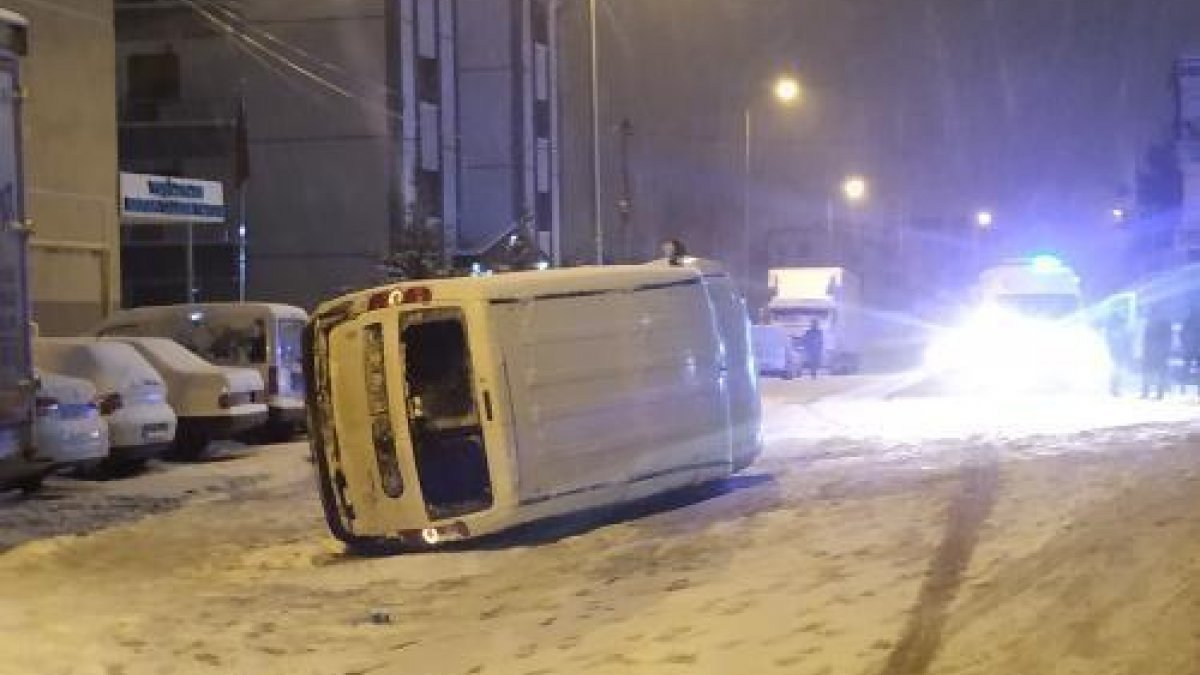 Ankara'da karda kayan gencin üstüne hafif ticari araç devrildi