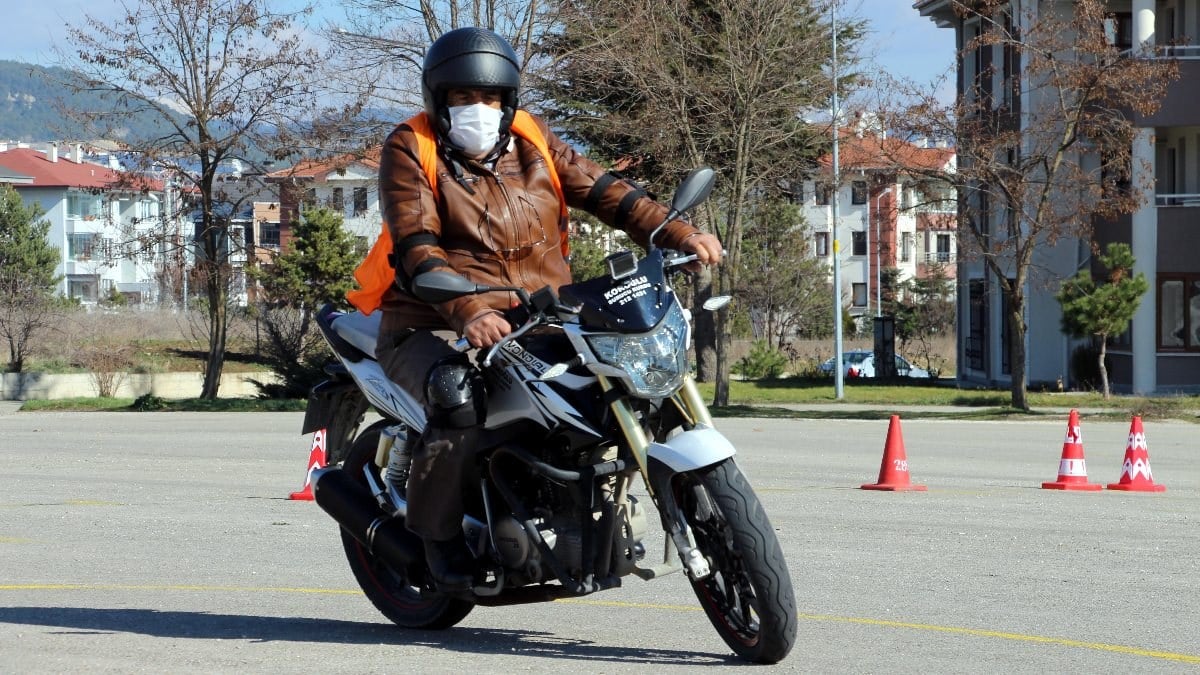 Bolu'da 70 yaşında, gençlik hayali olan motosikleti aldı