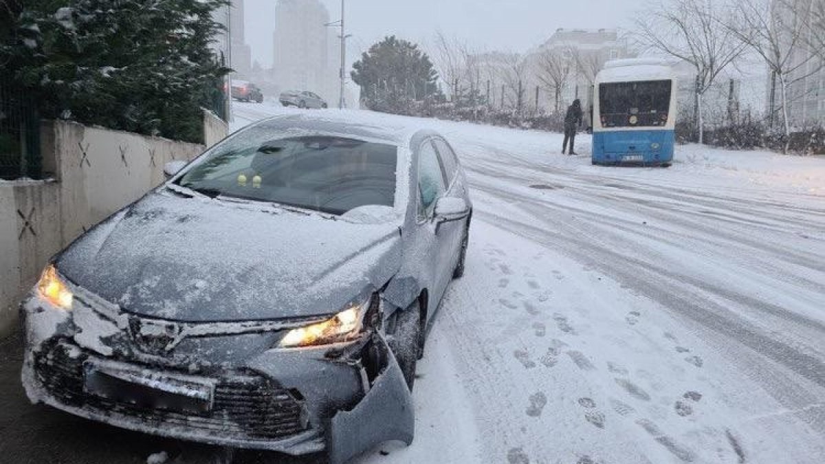 Maltepe'de kaza yapan minibüs içindeki yolcuların korkusu kameraya yansıdı