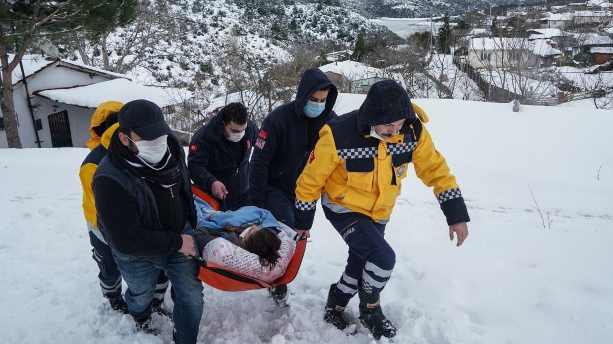 Sultangazi'de ambulans karlı yolda kaldı, sağlıkçılar hastaya yaya ulaştı
