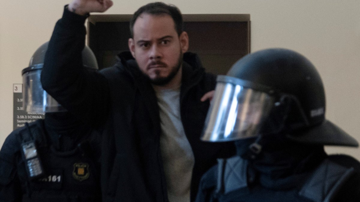 İspanya'da terörü öven rapçiyi almak isteyen polisle öğrenciler çatıştı
