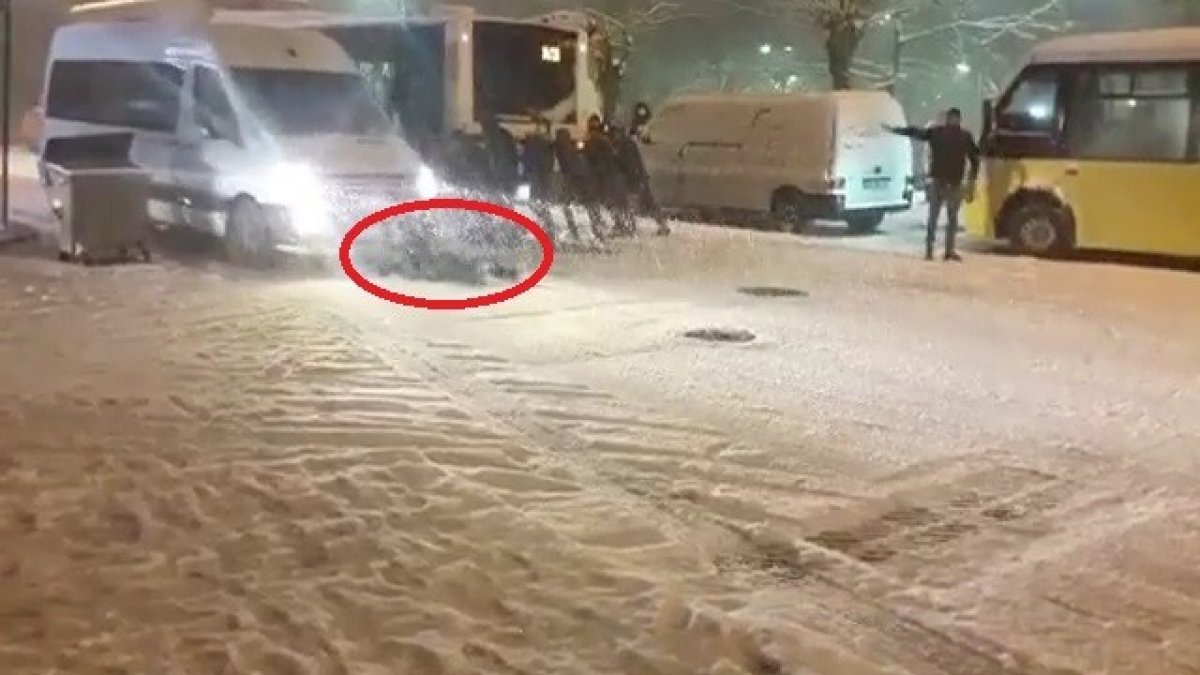 Bursa’da kayan minibüsün altında kalmaktan son anda kurtuldu