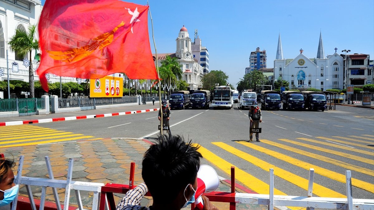 Myanmar'da darbe karşıtı protestocular 'bozuk araba' eylemi başlattı