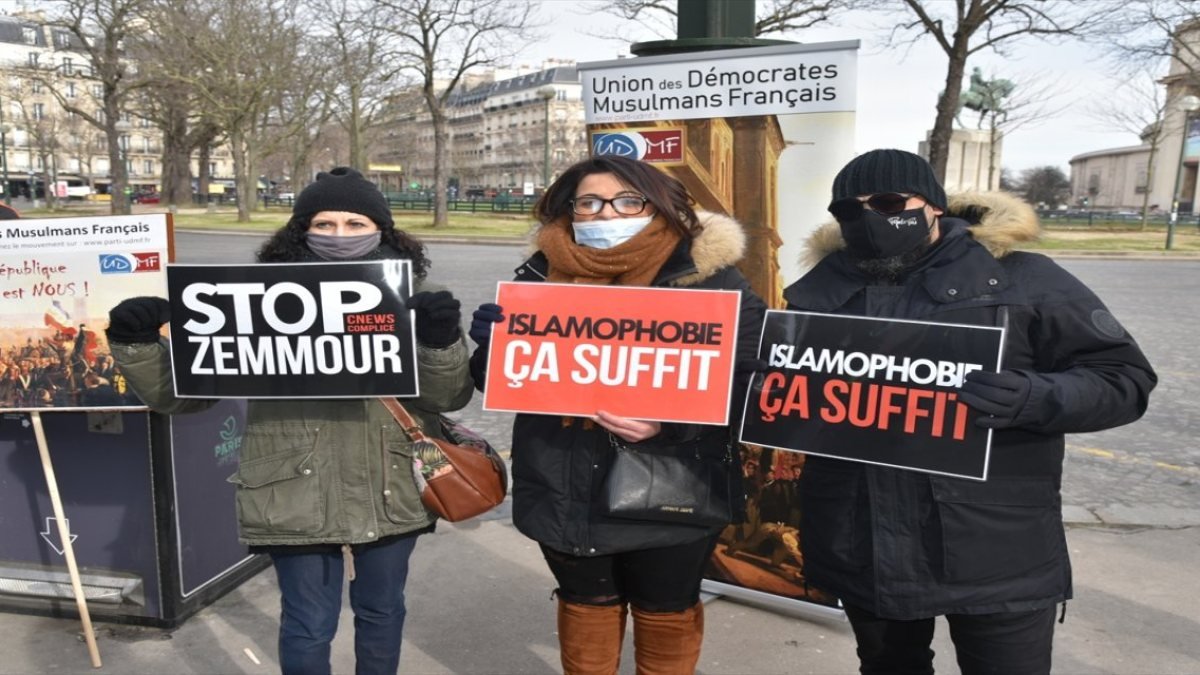 Fransa'da Müslümanları hedef alan yasa onaylandı