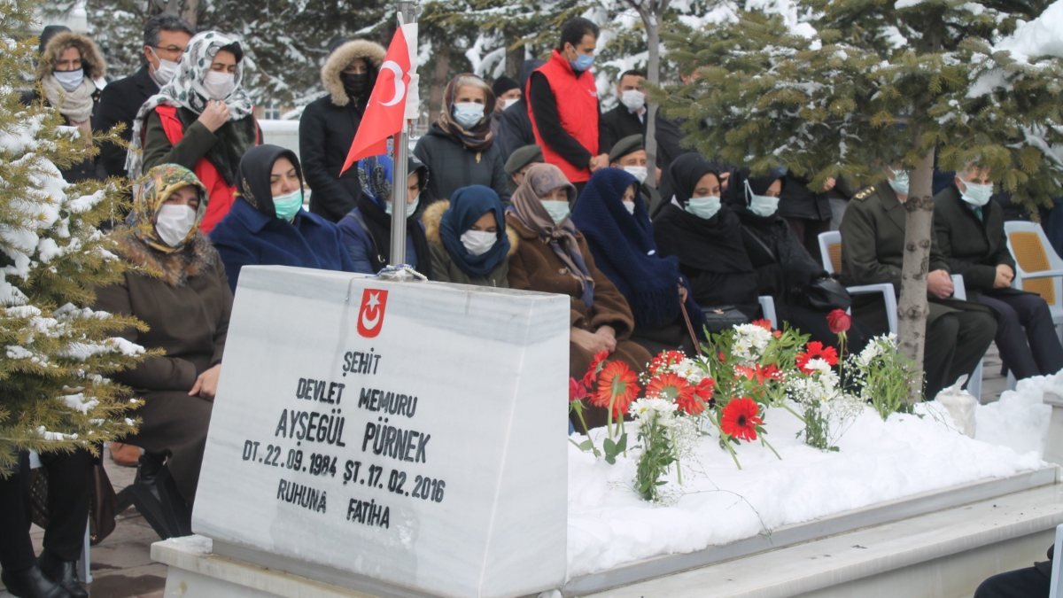 Ankara'da şehit olan Ayşegül Pürnek, kabrinde anıldı