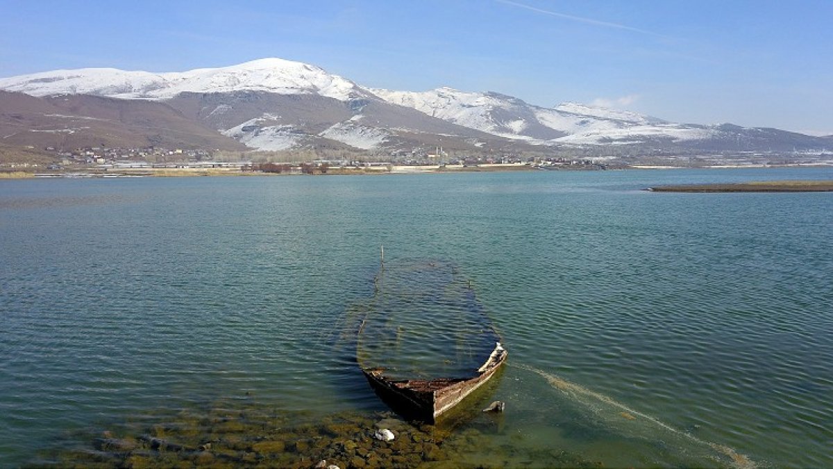 Van Gölü çekildi, batık gemi ortaya çıktı