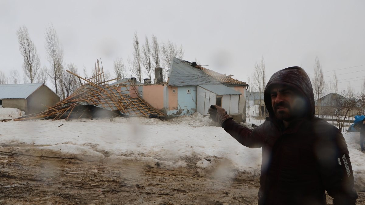 Yüksekova’daki fırtınada, evin çatısı uçtu