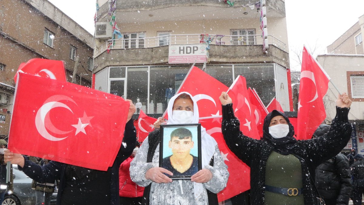 Şırnaklı kadınlar, HDP önündeki eylemlerine yoğun karda devam etti