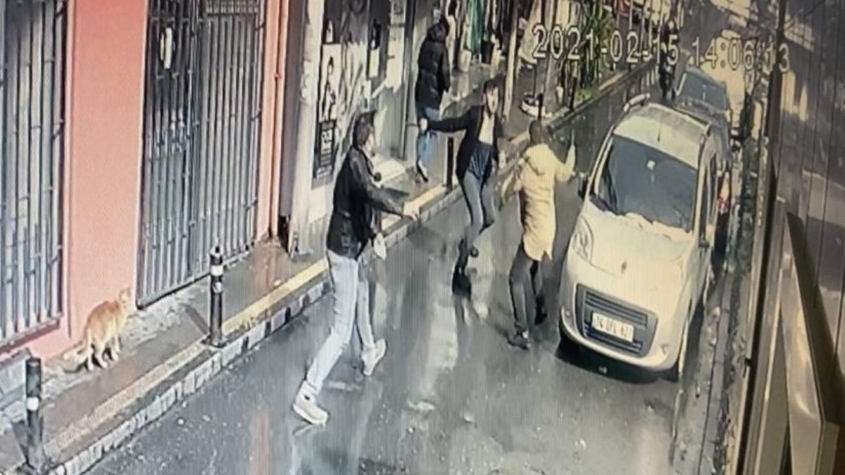 Beşiktaş’ta husumetli kardeşler birbirine bıçakla saldırdı