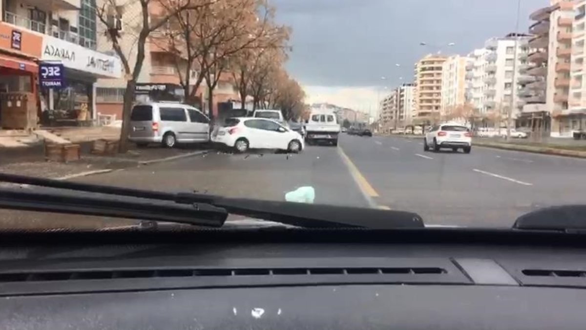 Diyarbakır’da 2 kişinin yaralandığı kaza anı