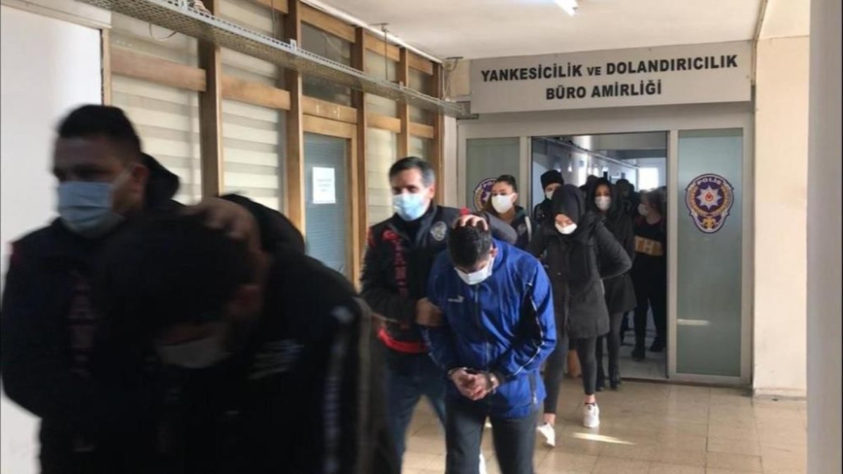 İzmir'de şehit ve gazilerin adını kullanarak dolandırıcılık yapan 7 kişi tutuklandı