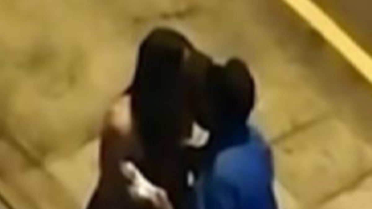 Peru polisi, kısıtlamayı ihlal eden kadını öptü