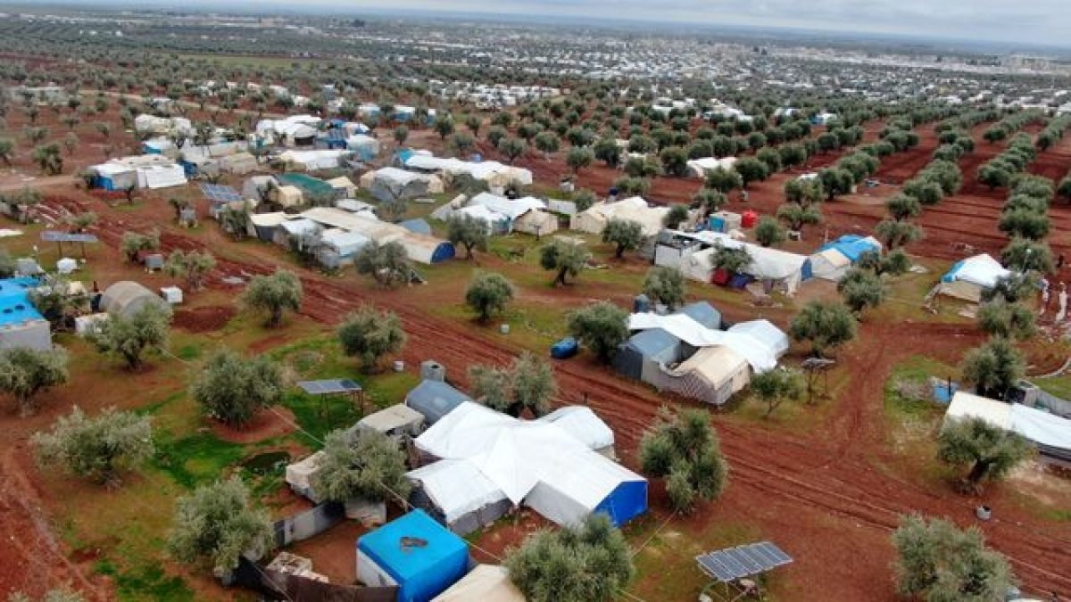 Yerlerinden edilen Suriyeliler hayatlarına çadırlarda devam ediyor