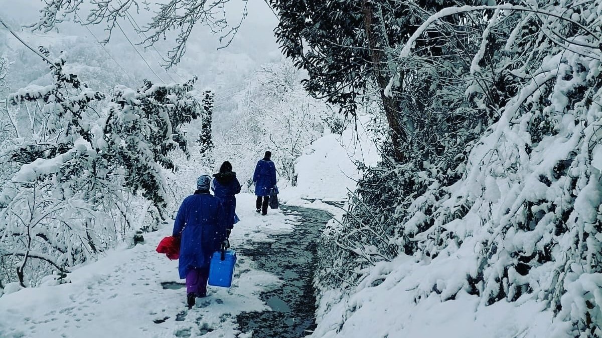 Trabzon'da aşıya giden sağlıkçıların karla mücadelesi