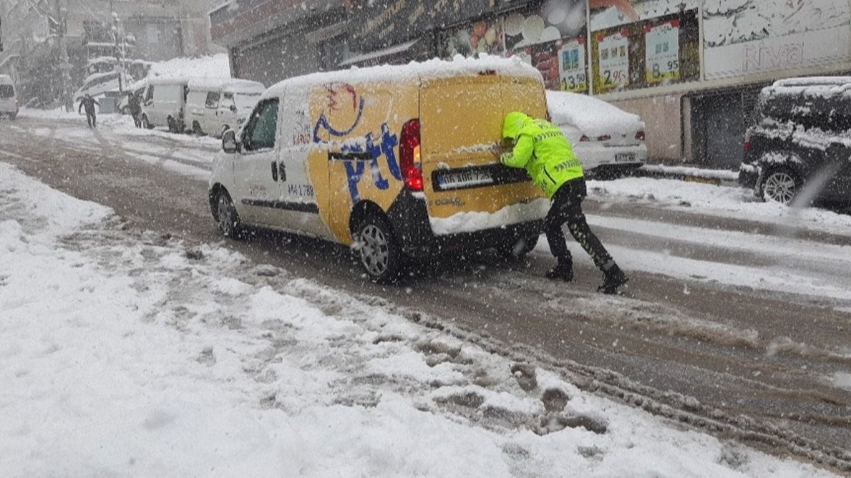 Kocaeli'de karda kayan araçların yardımına polisler koştu