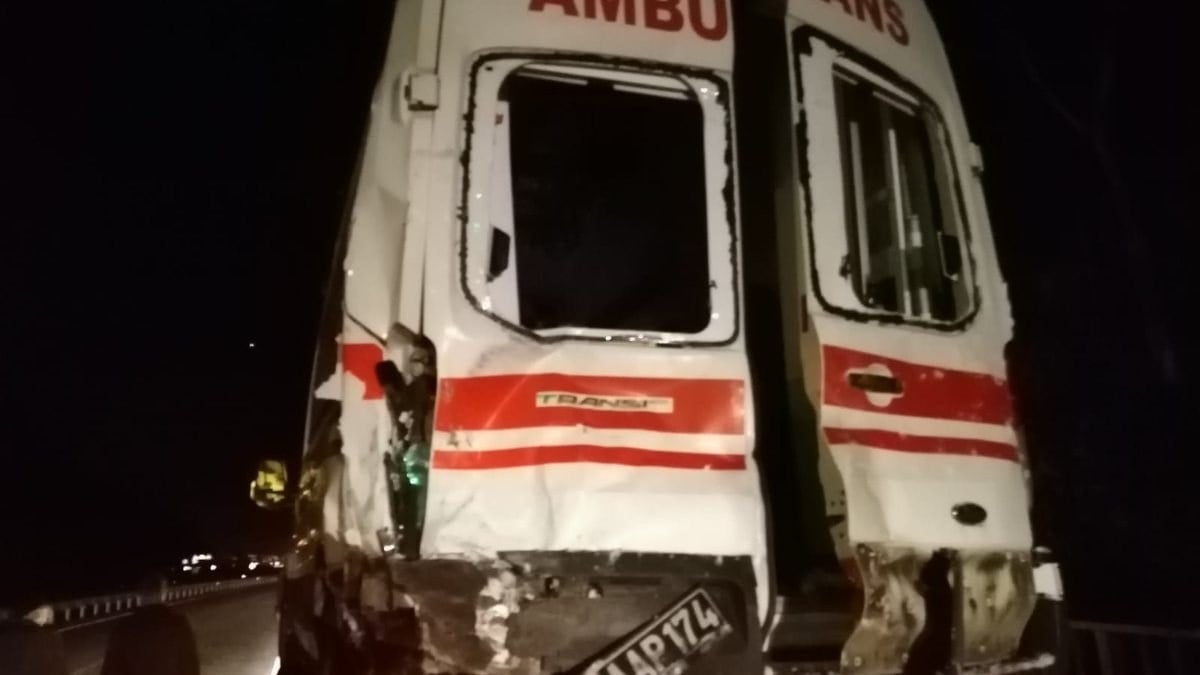 Rize'de olay yerine giden ambulansa tır çarptı