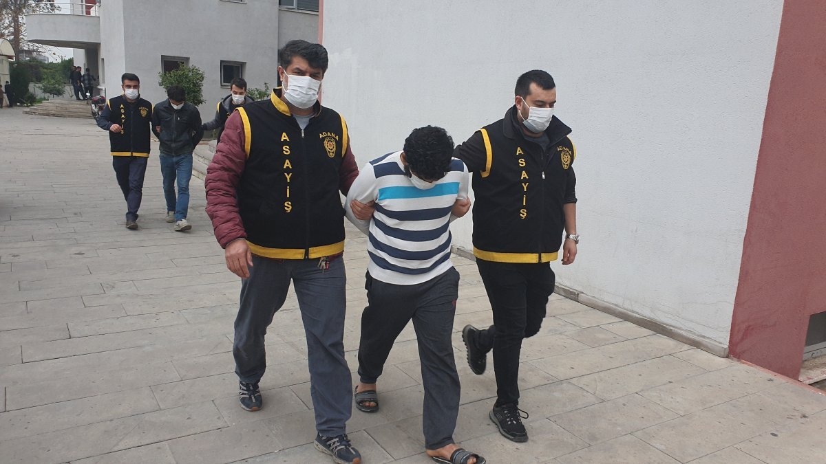 Adana'da evlerin demir kapılarını çalan hırsızlar suçüstü yakalandı