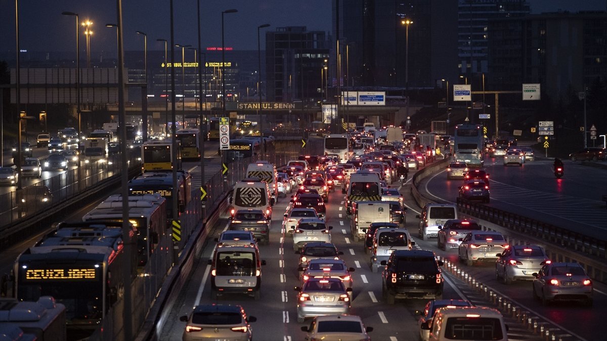 İstanbul'da kısıtlama öncesi trafik yoğunluğu yaşanıyor