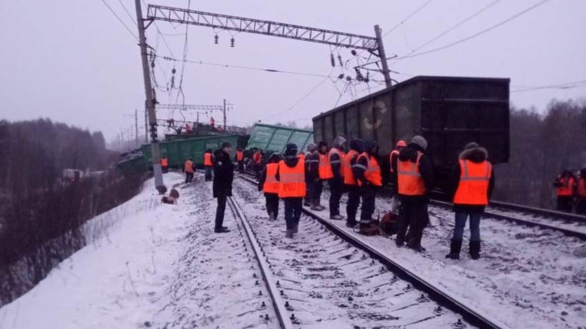 Rusya'da tren raydan çıktı, vagonlar birbirine girdi