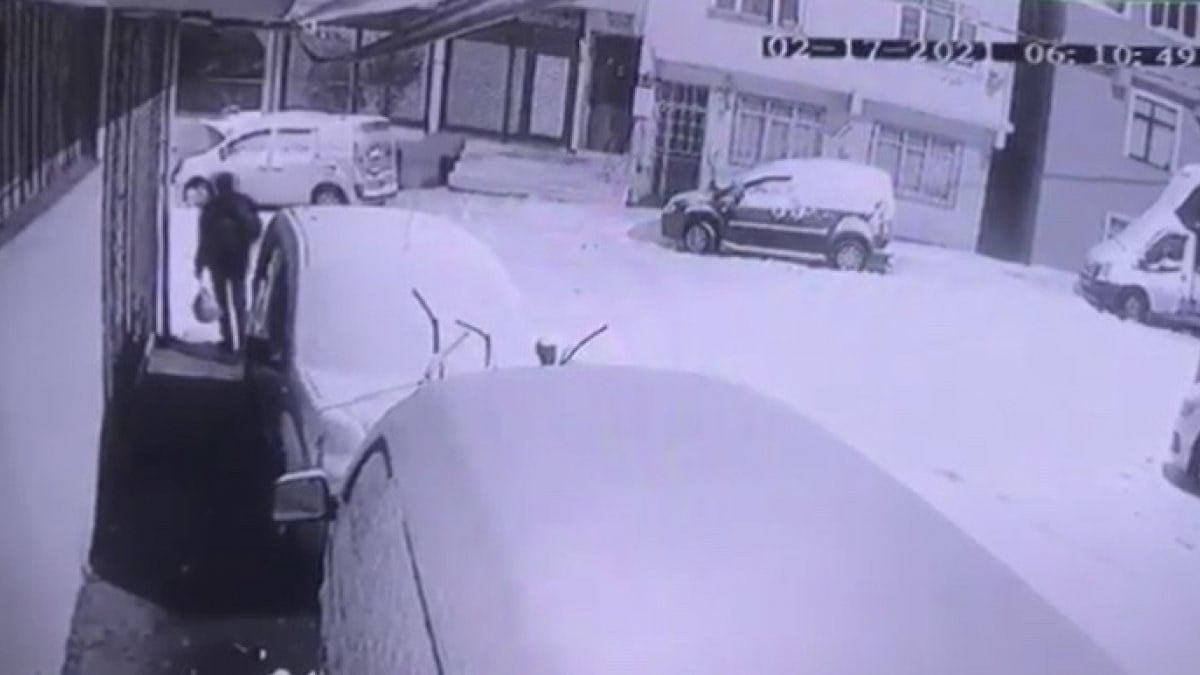 Sultanbeyli'de otomobilden ses sistemini çalan hırsız kamerada