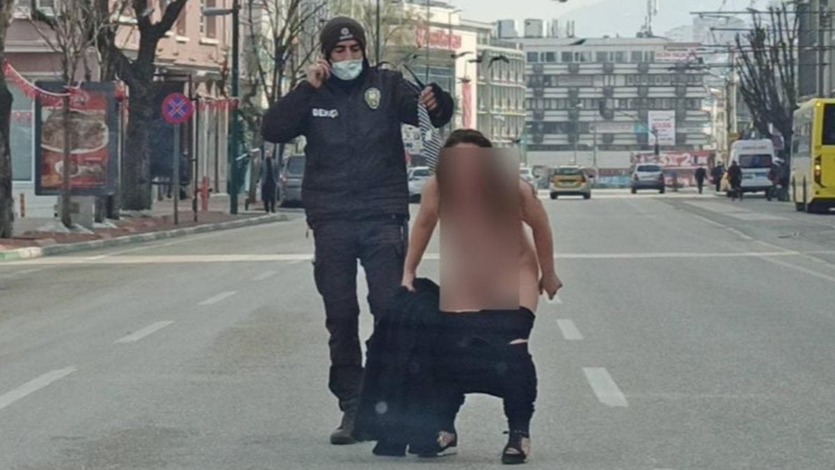 Bursa'da çıplak halde caddede koşan kadın