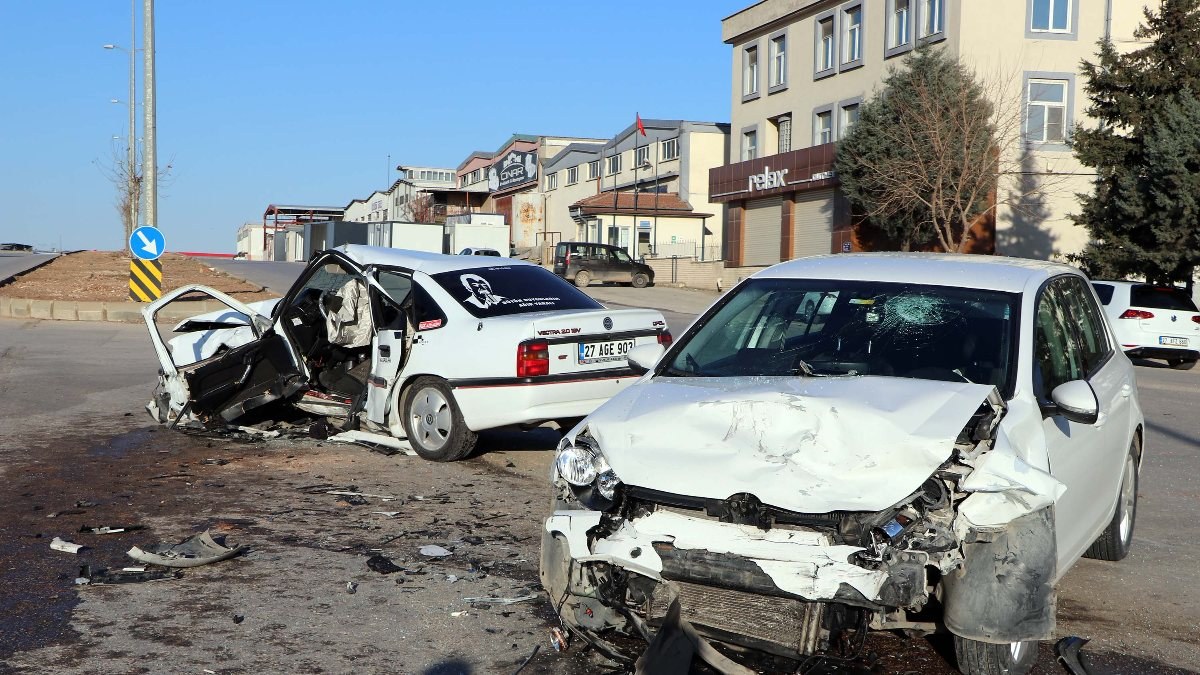 Gaziantep'te iki otomobil çarpıştı: 1 ölü, 4 yaralı