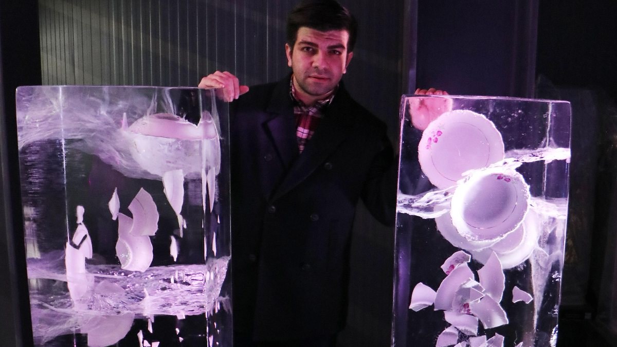 Erzurum'da ölen teyzesinin çeyizlik tabaklarını 'Buz Müzesi'nde sergiliyor