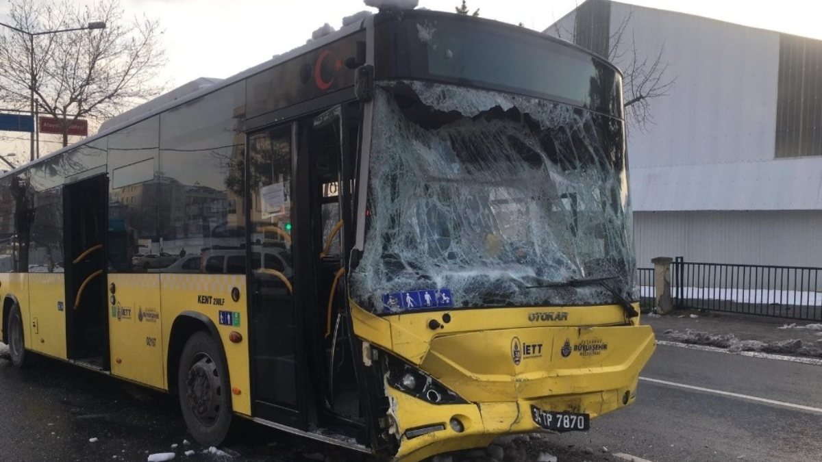 Sancaktepe’de İETT otobüsü ile servis minibüsü çarpıştı: 7 yaralı