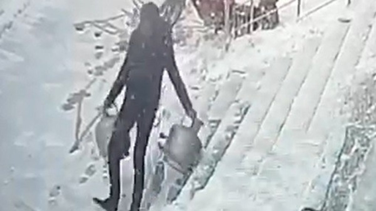 Tokat'ta buzlanan merdiven tüpçüye zor anlar yaşattı