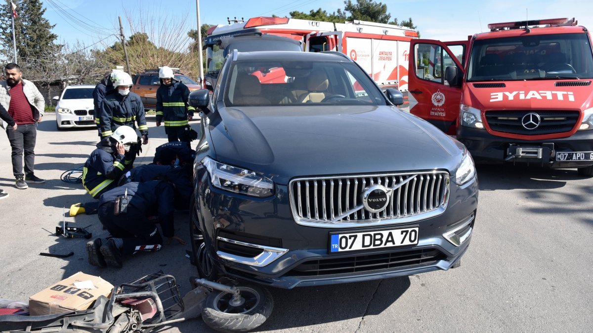 Antalya'da motosiklet sürücüsü, lüks cipin altında kaldı