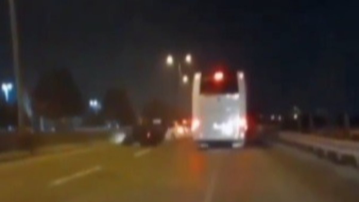 Kocaeli'de kazayı izlemek için yavaşlayan otomobile otobüs çarptı