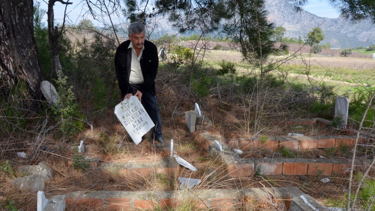 Antalya'da bir aileye ait 6 mezar taşı kırıldı