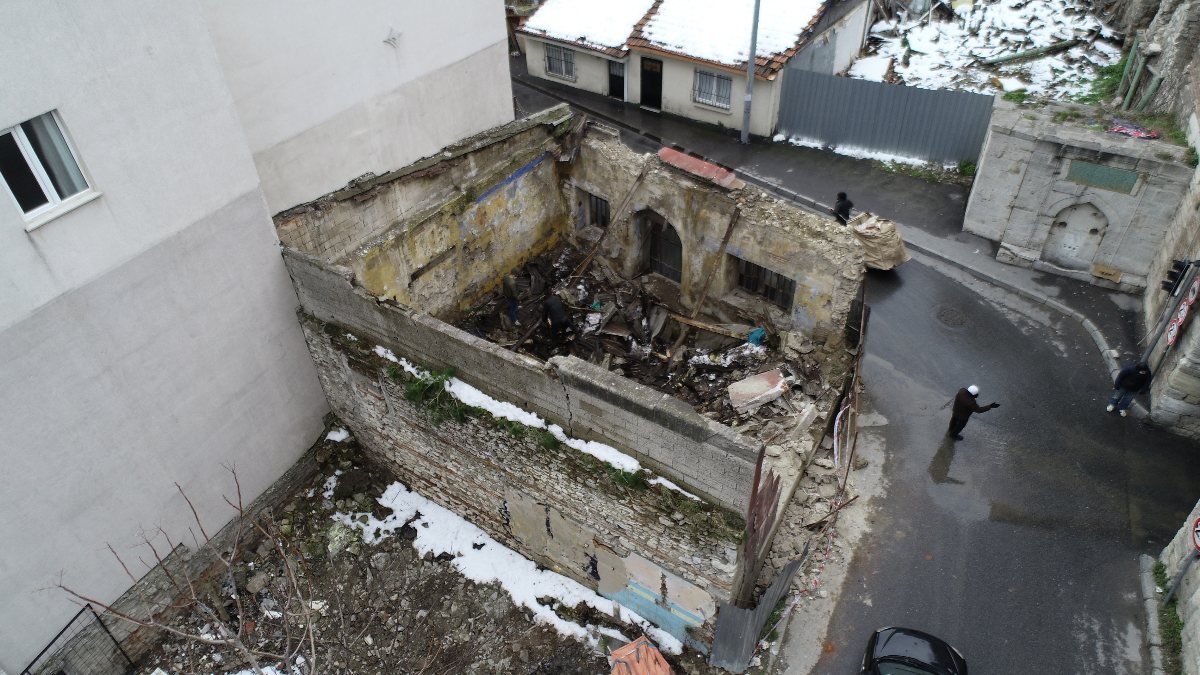 Fatih'te çatısı çöken tarihi karakolu, hurdacılar talan etti