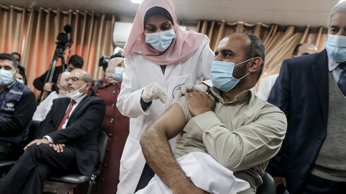 Gazze'de koronavirüs aşılaması başladı