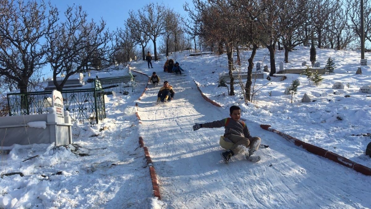 Tokat'ta çocuklar, mezarlık yolunu kayak pistine çevirdi