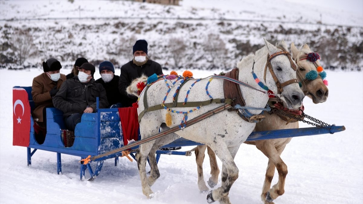 Buz tutan Çıldır Gölü'nde atlı kızak ve Eskimo usulü balık avı etkinliği