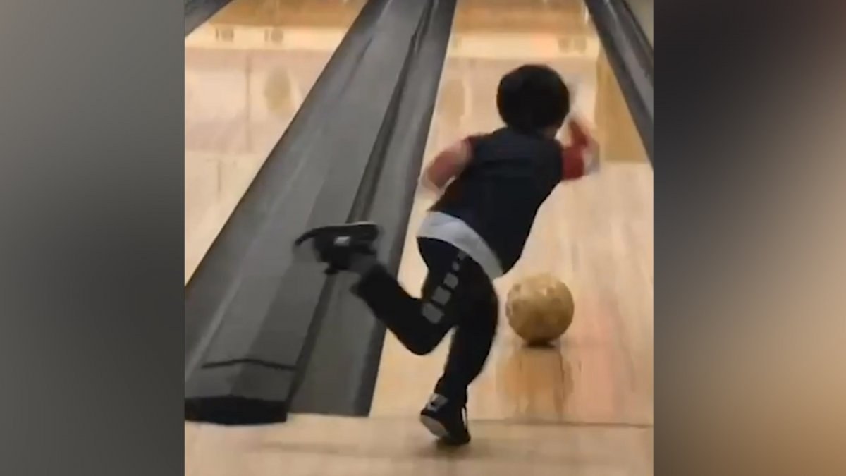 7 yaşındaki ABD’li çocuğun bowling şovu