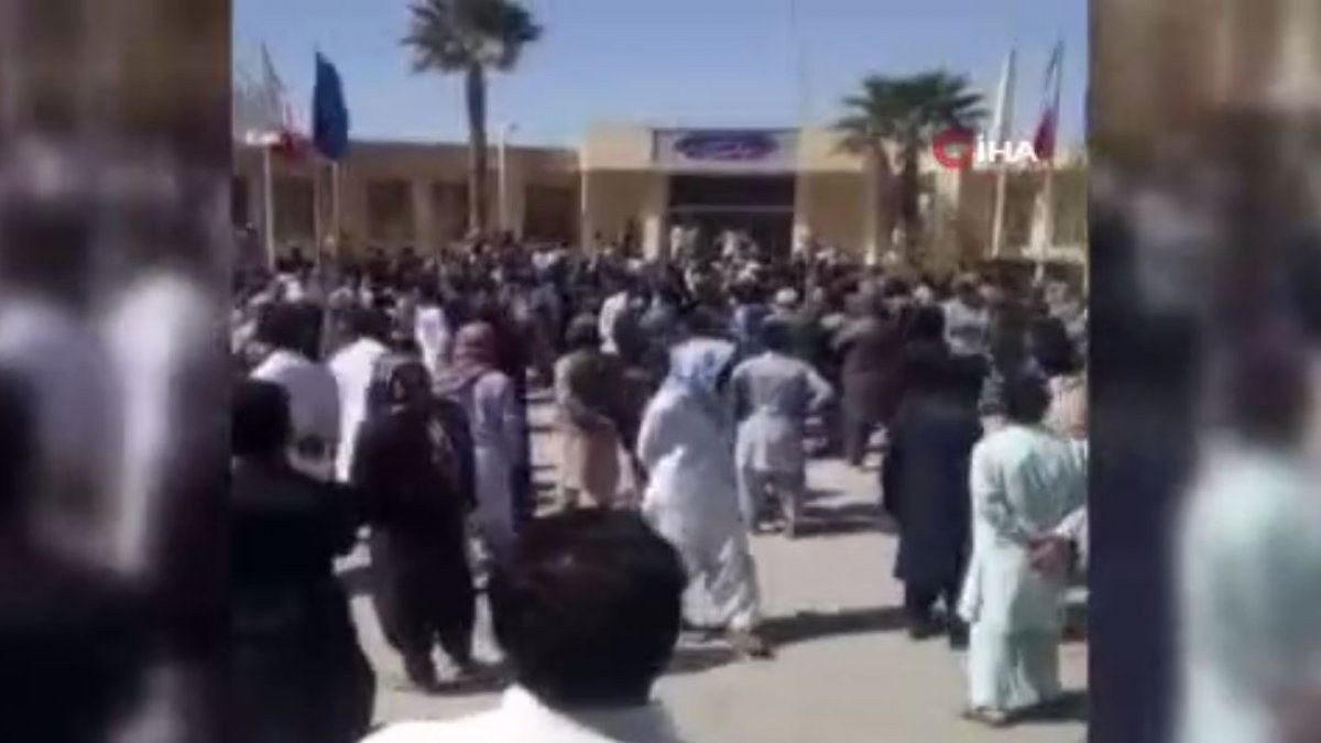 İran'da göstericiler valilik binasına saldırdı