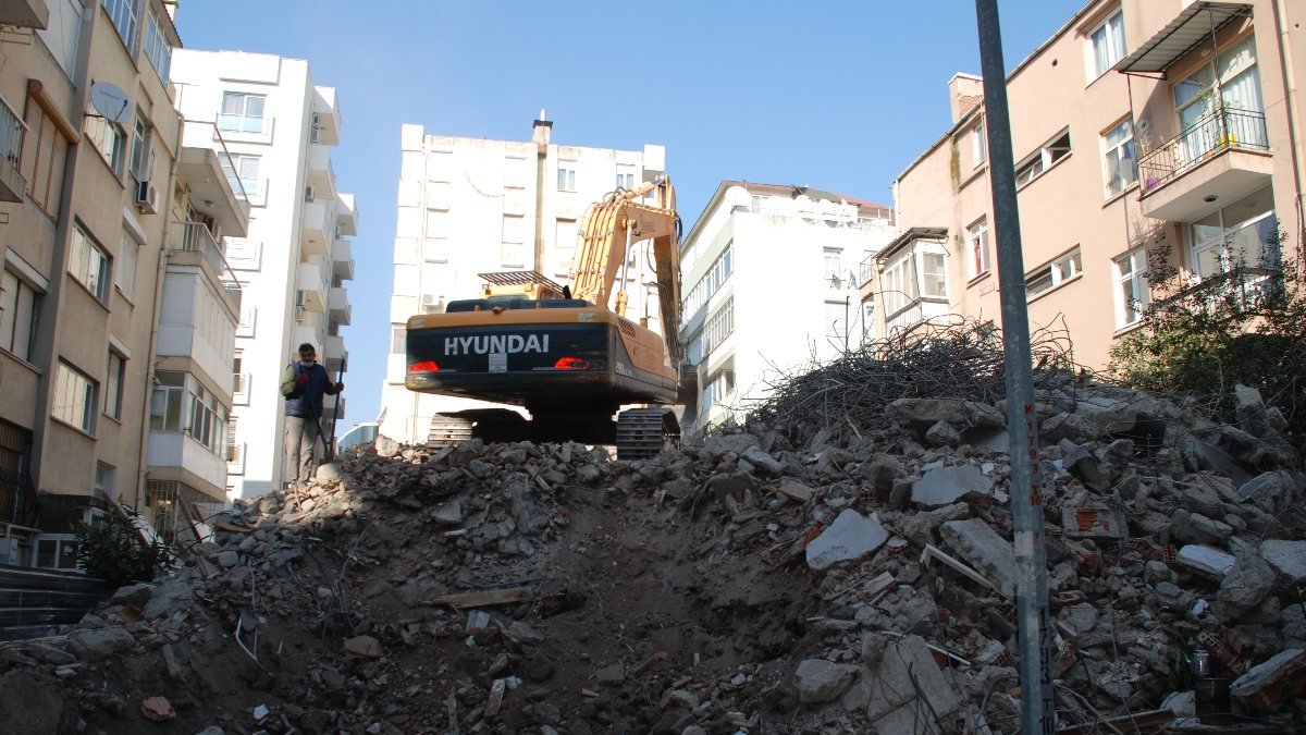 İzmir'de rahip Brunson'ın yaşadığı bina yıkıldı