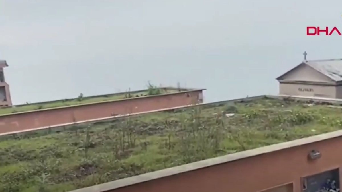 İtalya'da mezarlığı yok eden toprak kayması kamerada