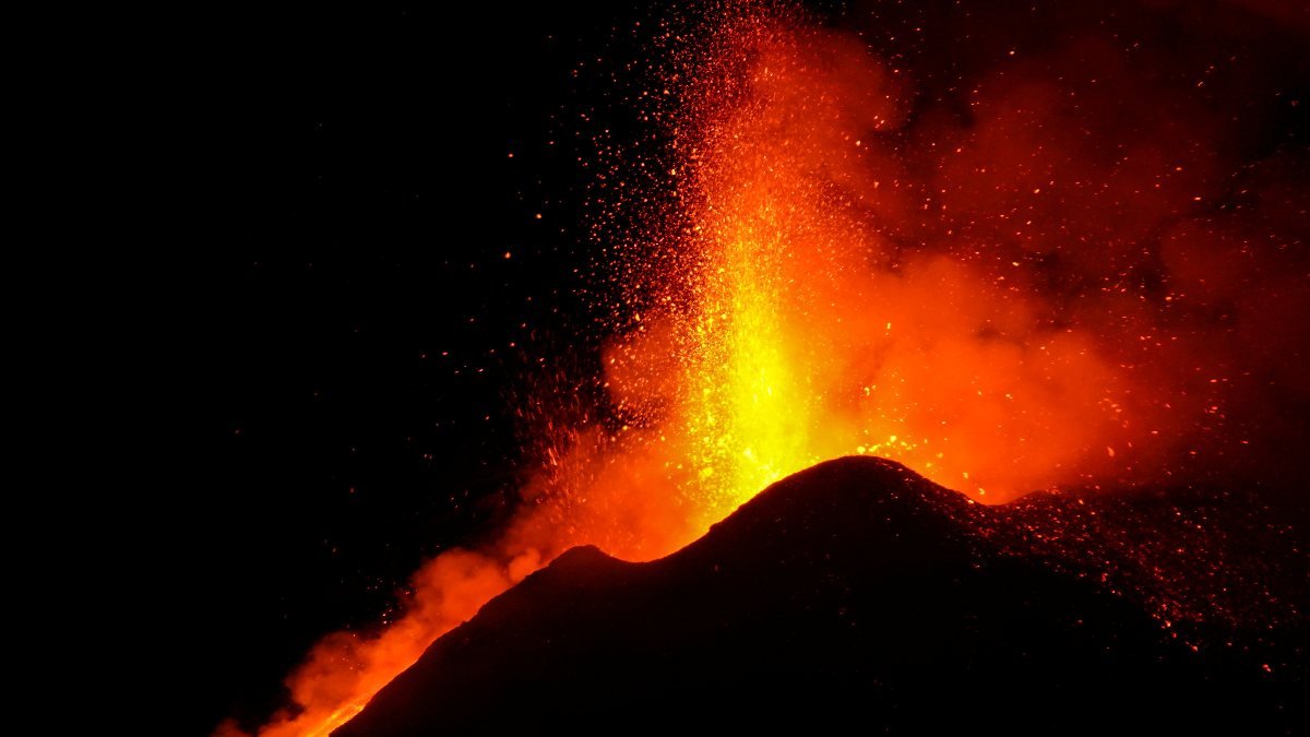 İtalya'da Etna Yanardağı 10 gündür lav püskürtüyor