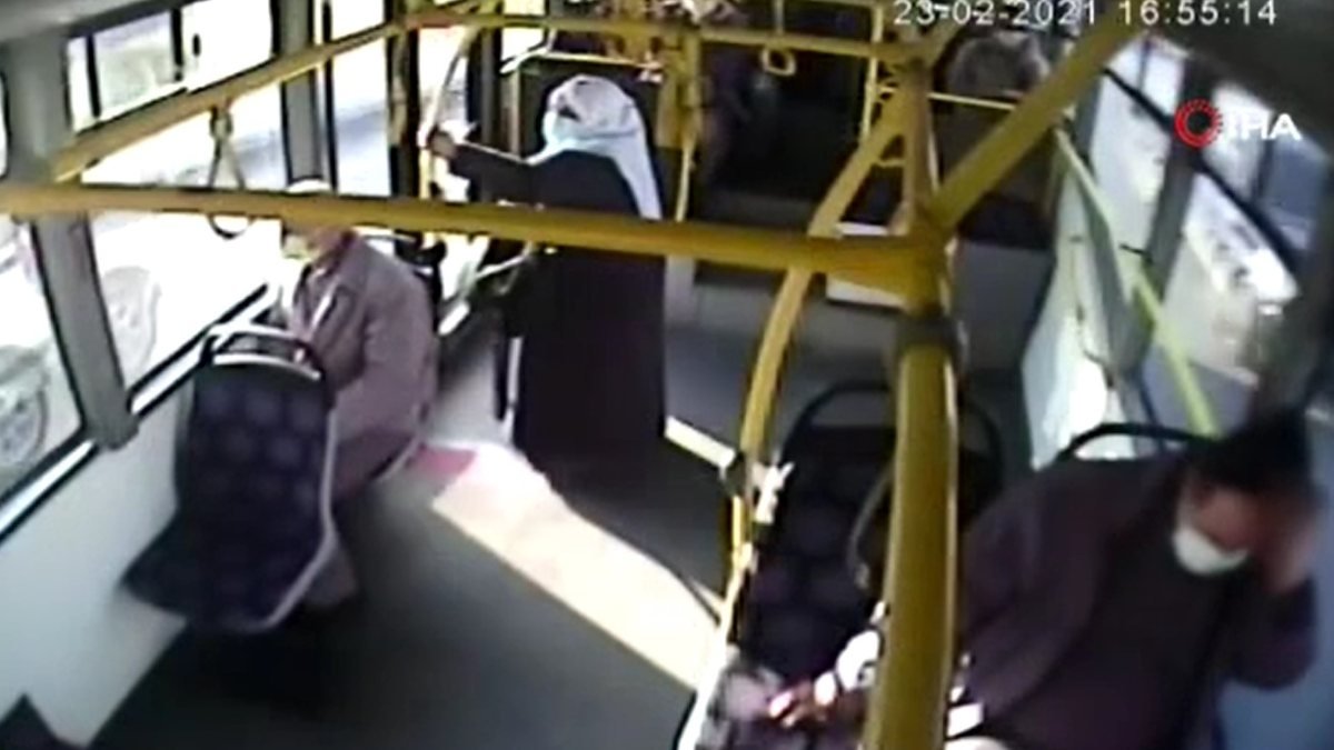 Beylikdüzü'nde ani fren yapan otobüste kadının düşme anı