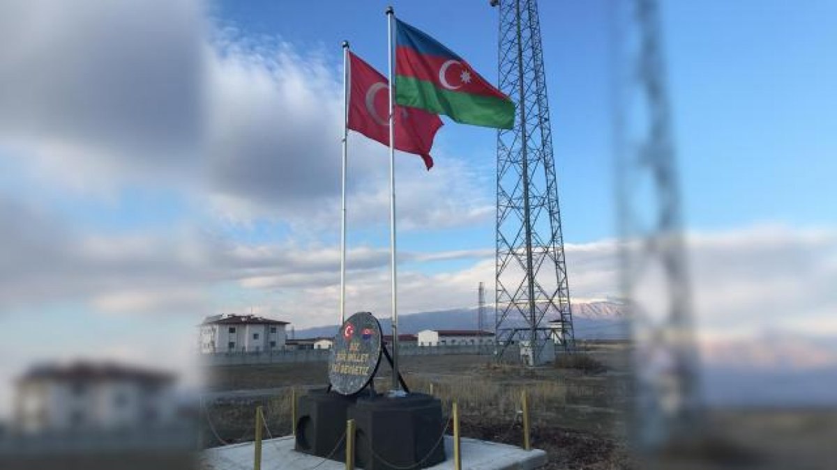 Nahçıvan sınırında Türkiye ve Azerbaycan bayrakları anıtlaştırıldı