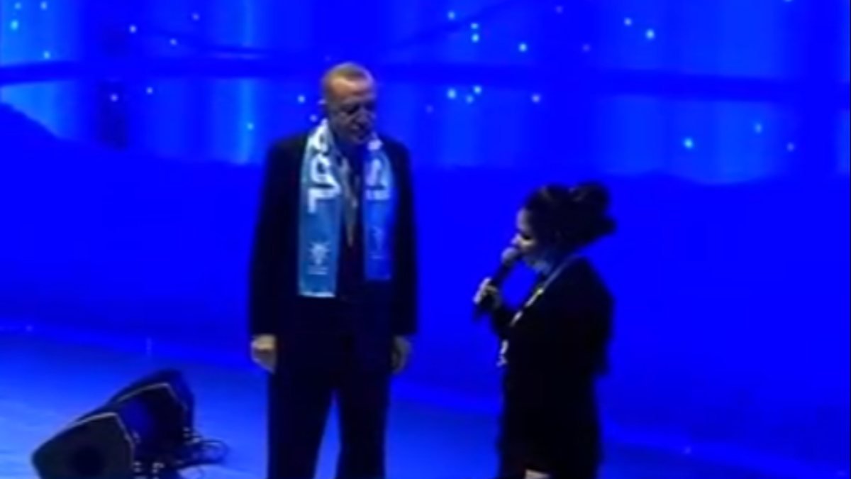 Cumhurbaşkanı Erdoğan, 'Beraber Yürüdük' şarkısına eşlik etti