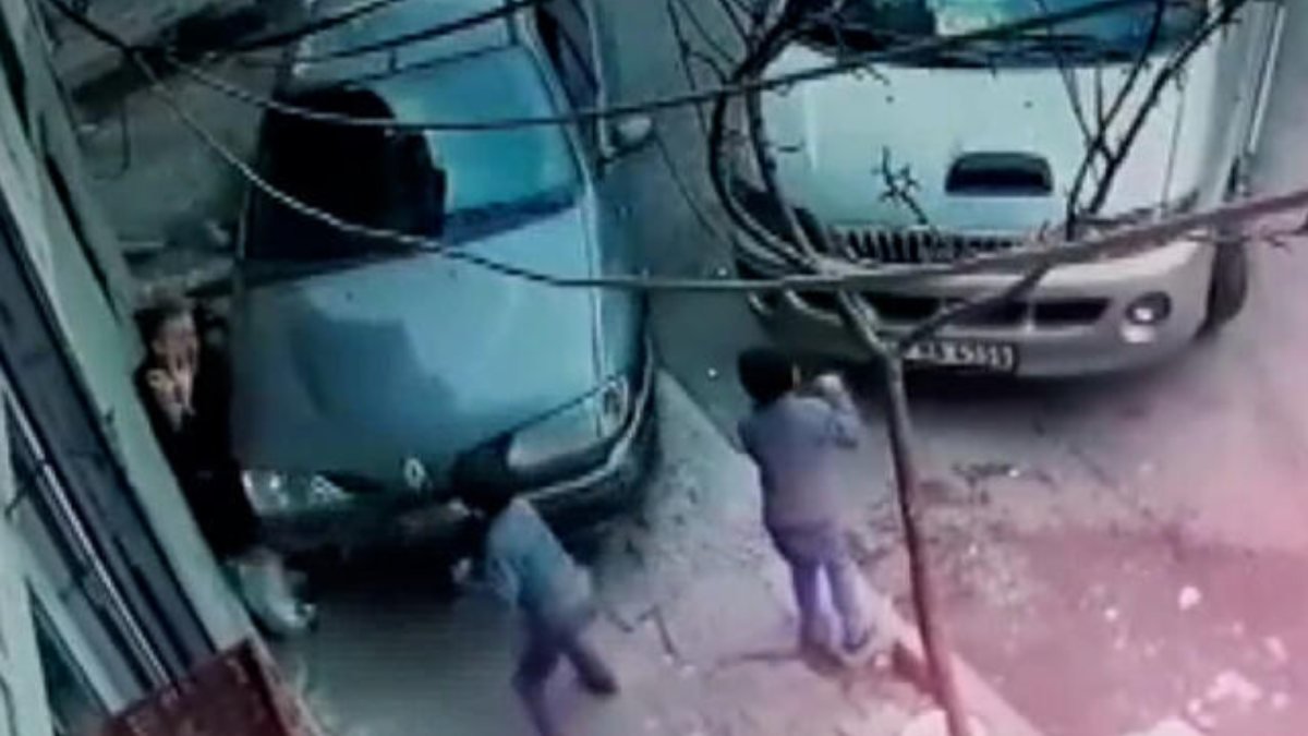 Gaziantep'te kaldırıma çıkan araç ile duvar arasında sıkıştı