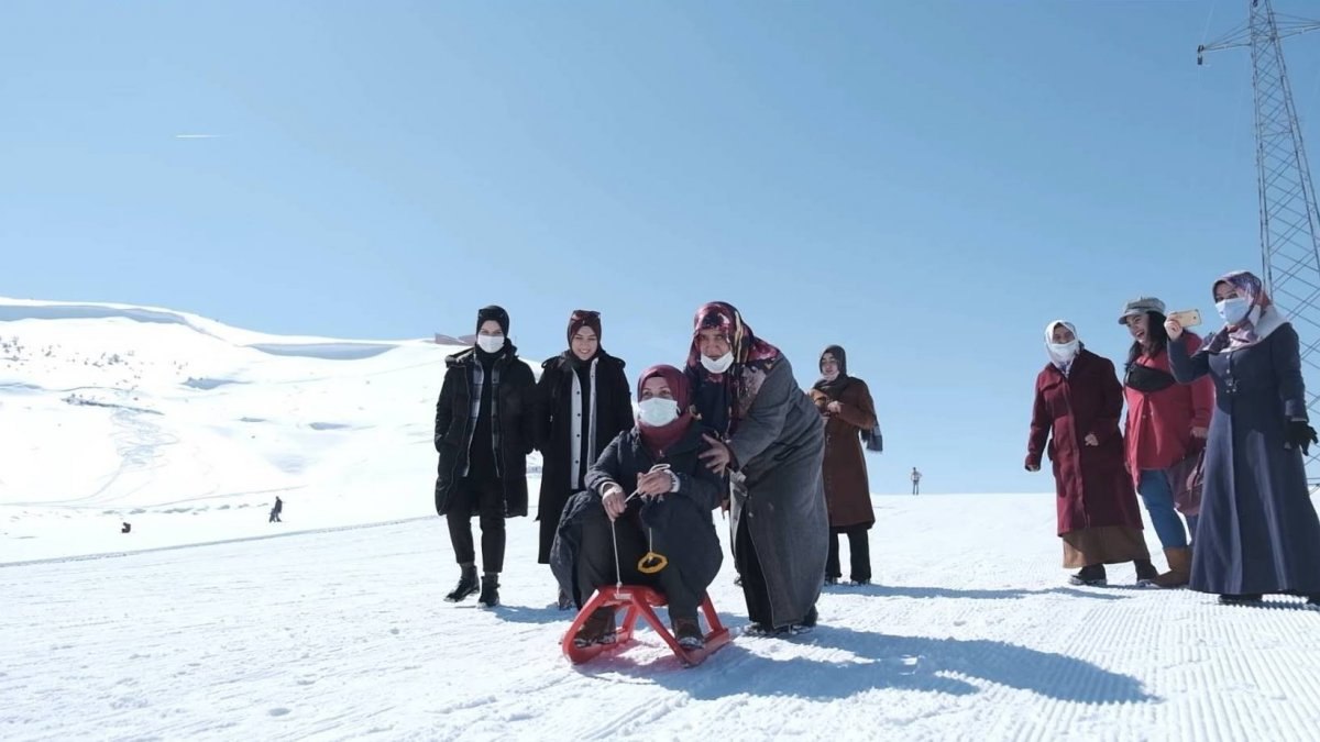 Bitlis'te kadınların kayak keyfi