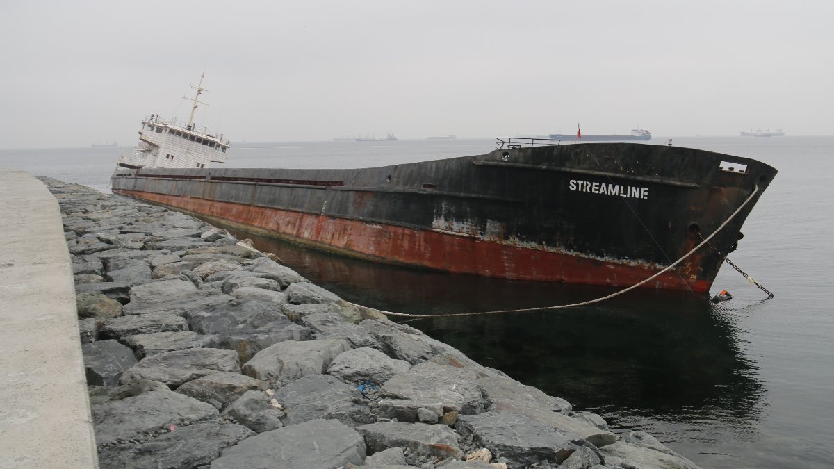 Zeytinburnu'nda karaya oturan gemiden yakıt sızmaya başladı